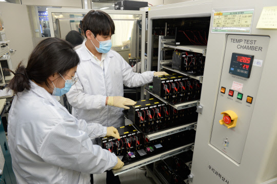 ETRI 연구진이 '이온 확산 기반 전고체 전극'의 충·방전 특성을 분석하는 실험을 진행하고 있다.  ETRI 제공